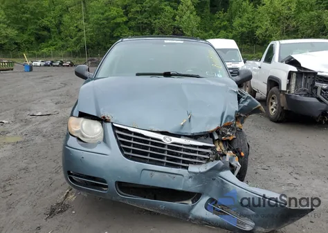 2005 Chrysler Town & Country Lx z USA, uszkodzony, nr VIN 2C4GP44R45R236884